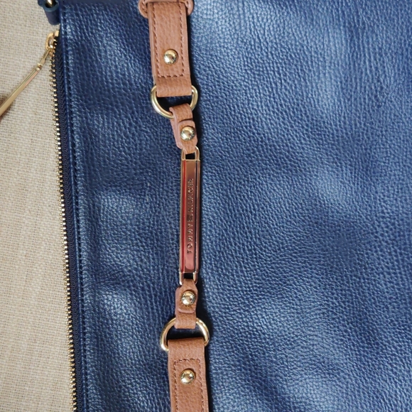 Tommy Hilfiger Cross Body Bag - Picture 2 of 6